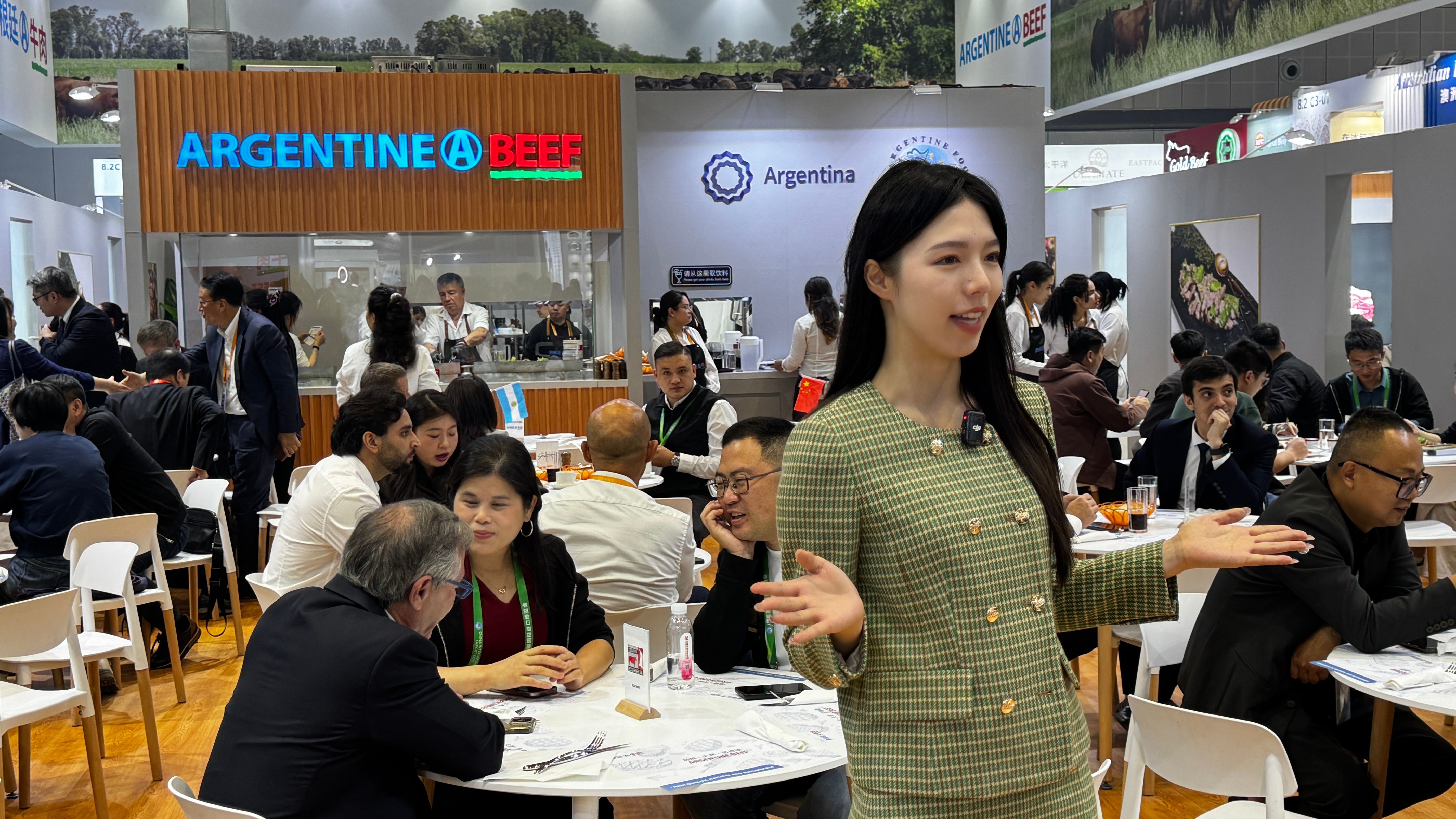 Influencers y medios chinos elogiaron la carne argentina en la CIIE 2025